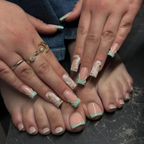 Maniküre und Pediküre mit mintgrünen French Tips