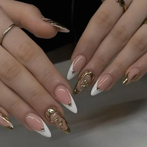 French Nails mit goldenen Chrome-Wellen und kleinen Strasssteinen