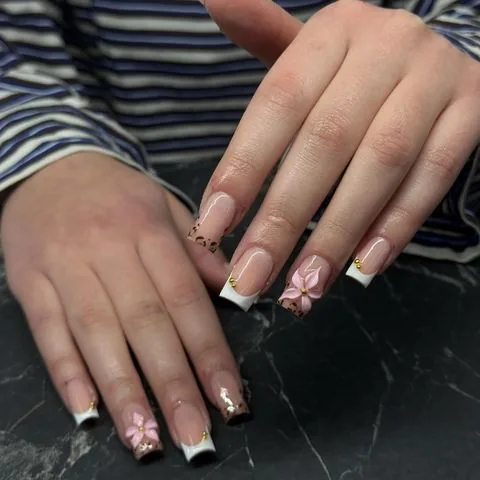 Eckige French Nails mit Leoparden-Details und handgemalten rosa Blüten