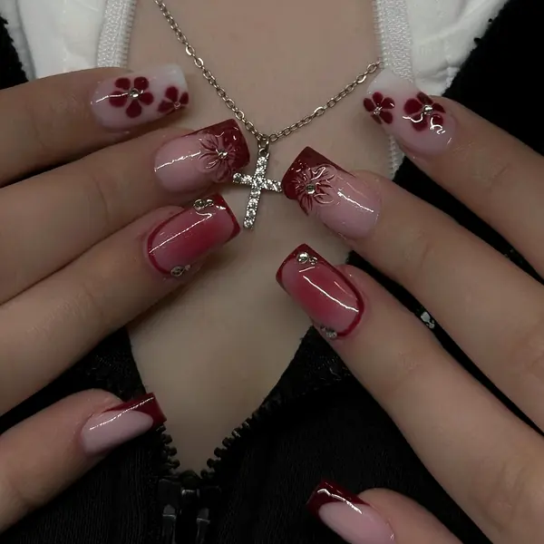 Lange eckige Gelnägel in Milchrosa und Bordeaux mit 3D-Blüten und Strasssteinen