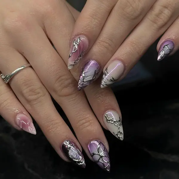 Spitze Aura-Nägel in Violett und Pink mit silbernen 3D-Chrome-Linien