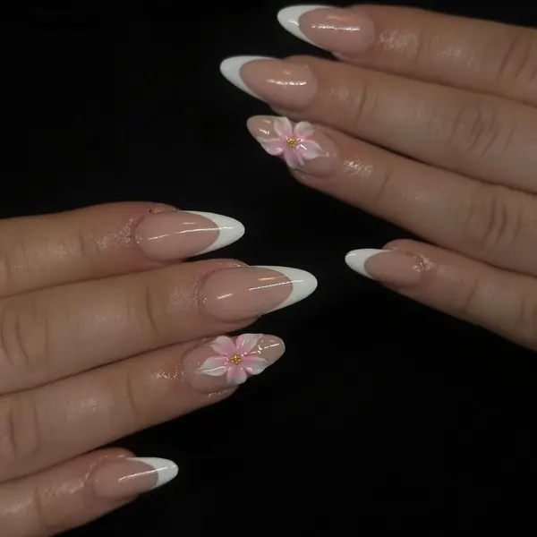 Lange Mandelnägel mit klassischem weissem French und 3D-Blüte mit Goldperlen