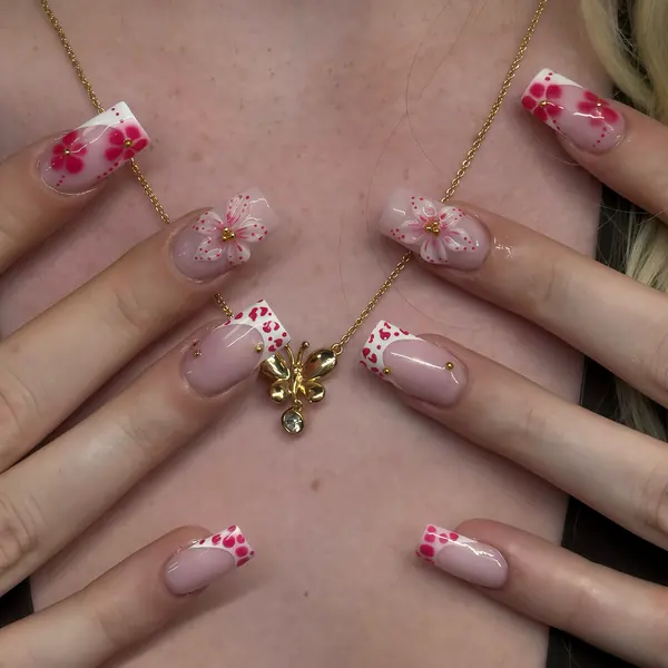 Lange eckige Nägel in Pink und Weiss mit 3D-Blüten, Leoparden-Tips und Goldperlen